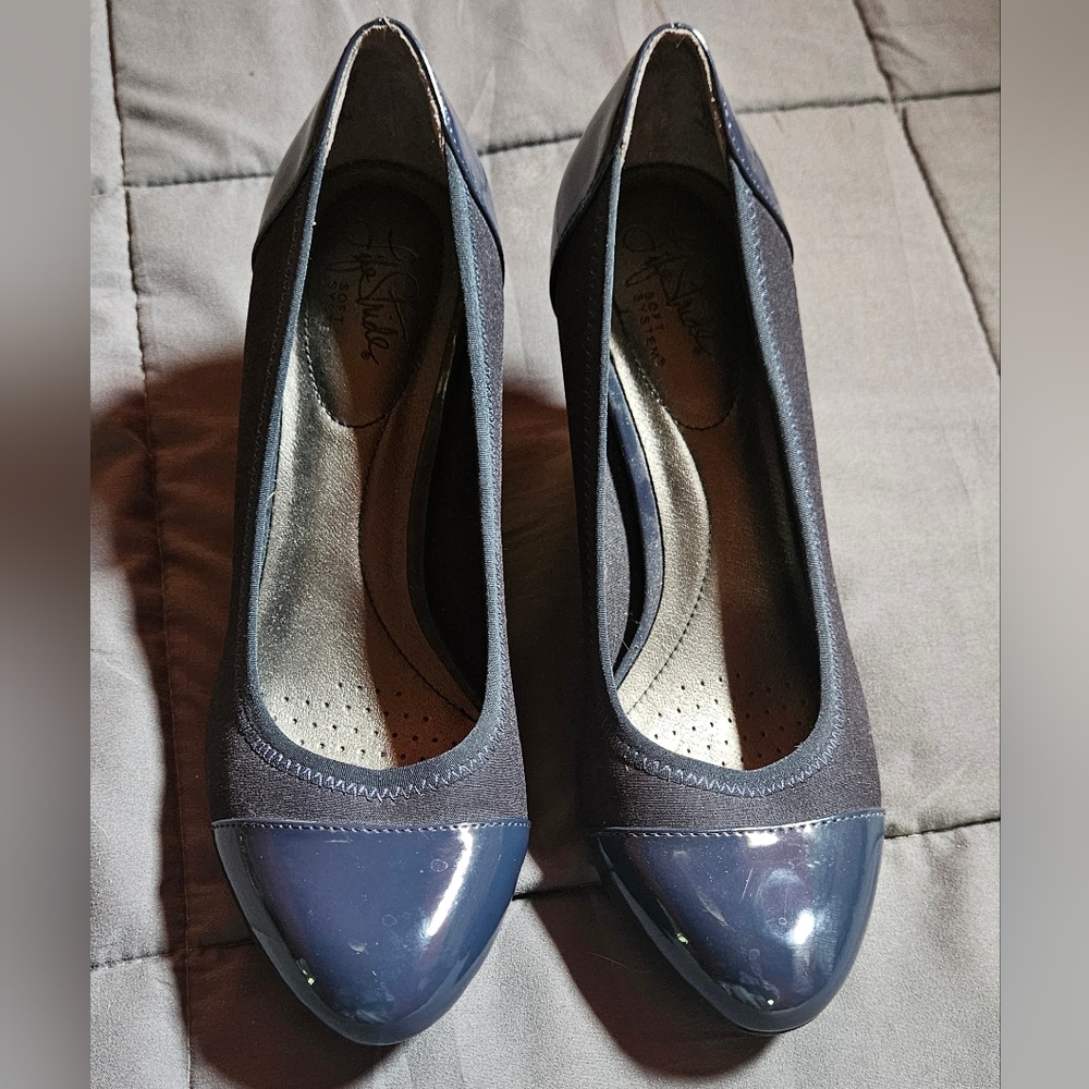 Womens life stride navy blue pumps size 8